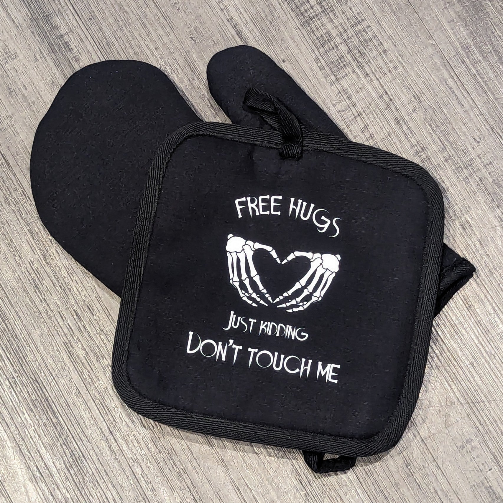 Free Hugs Collection Oven Mitt Set